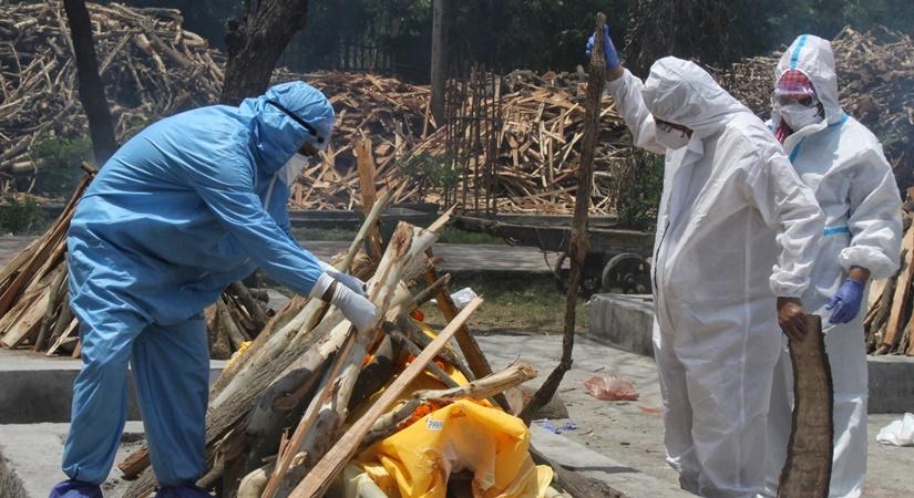 Relatives and Health workers cremation of the body of covid-19 affected victims for last rites at Sarai kale khan crematorium in New Delhi on Tuesday 11 May, 2021.(Photo: Wasim Sarvar/IANS)
