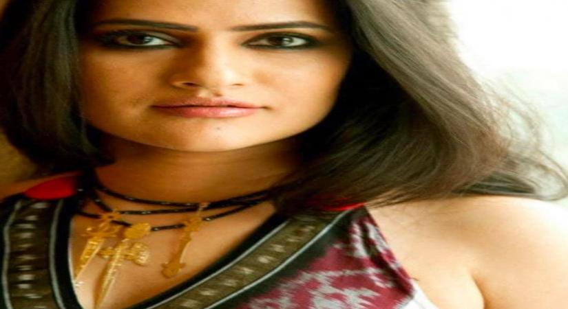 Sona Mohapatra says kohl helps her deal with pain around her.