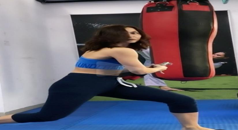 Elli AvrRam flaunts her nunchucks skills.(photo:Instagram)