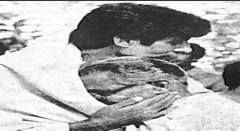 Big B shares nostalgic image remembering father Harivansh Rai Bachchan.(photo:Big B Twitter)