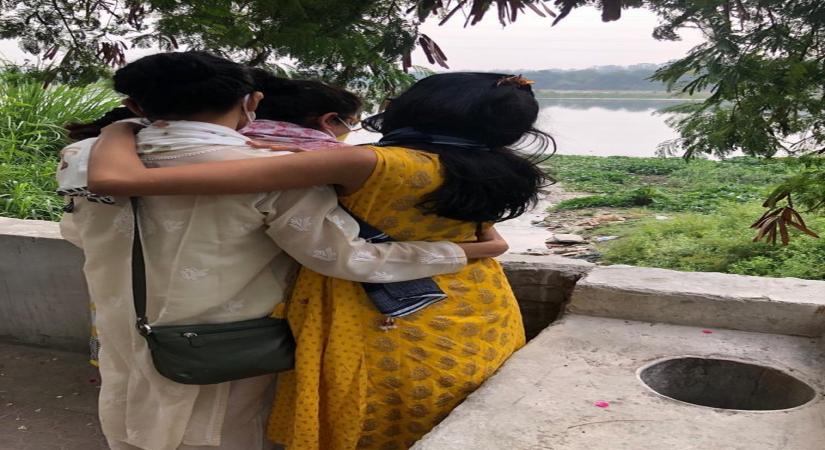 Mallika Dua pens note for mother after immersing her ashes.(photo:instgaram)