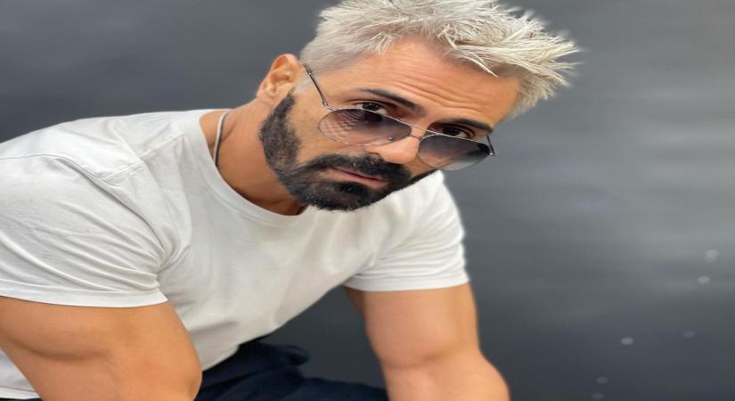 Arjun Rampal flaunts platinum blonde hair.(photo:Instagram)