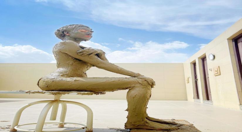 Urvashi Rautela takes mud bath, shares photo(Photo:Instagram)