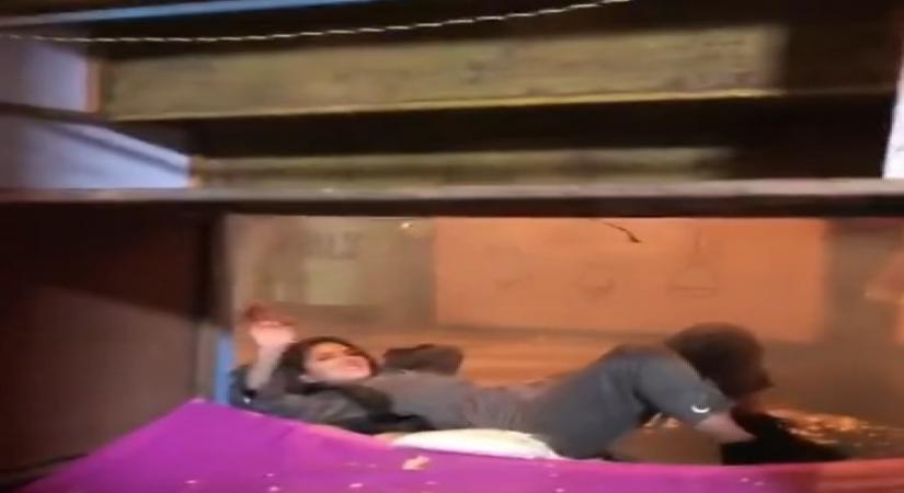 Sunny Leone caught 'relaxing on the job' on 'Anamika' set!