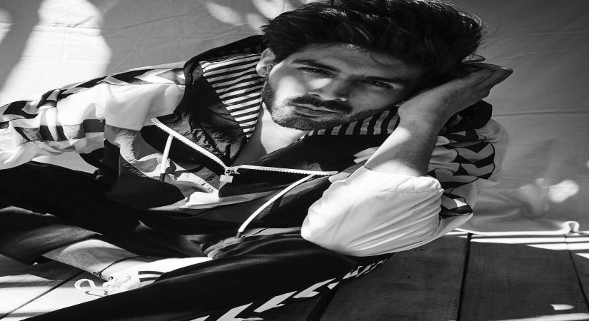 Kartik Aaryan spreads black and white magic in new post.(photo:instagram)