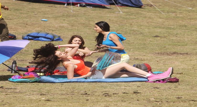 Evelyn Sharma asks fans to share their favourite dialogue from her favourite film