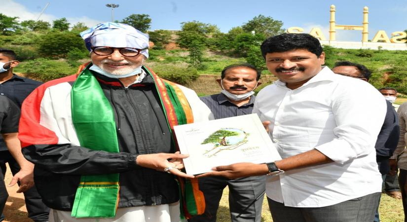 Amitabh Bacchan takes part in Green India Challenge.