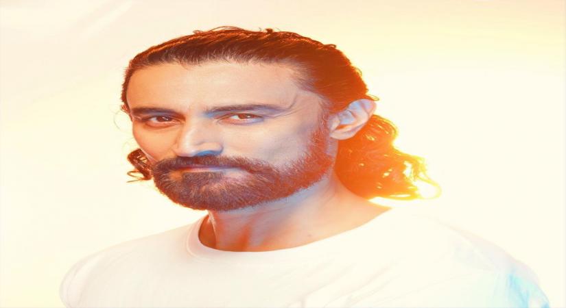 Kunal Kapoor brightens up weekday with his new post.