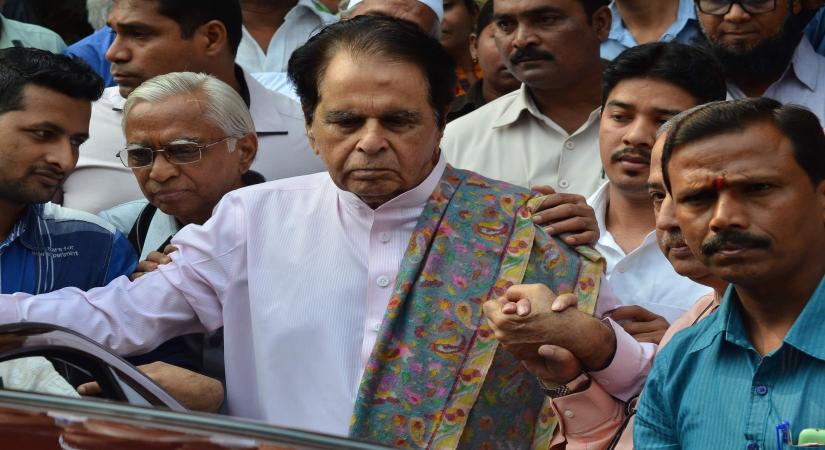 Bollywood 'Tragedy King' Dilip Kumar dies at 98 (Ld)