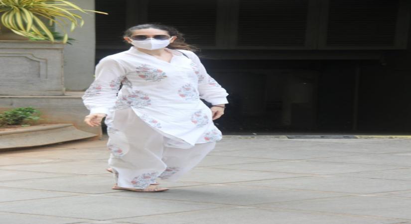 Karisma Kapoor With Daughter At Randhir Kapoor's House In Bandra on 02 july,2021.(Photo: Sanjay Tiwari/IANS)