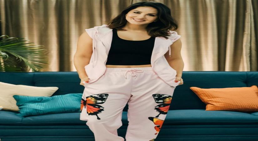 Sunny Leone is 'one with the couch'.(photo:instagram)
