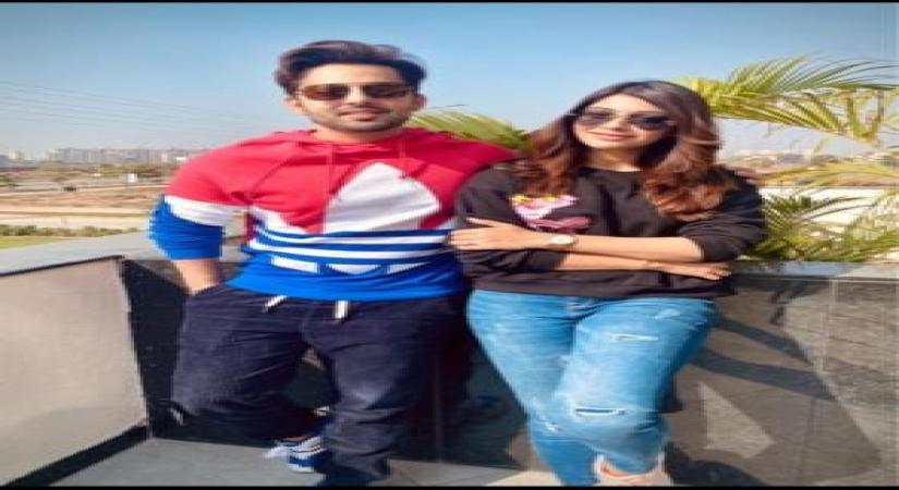 Akanksha Puri couldn't stop cuddling Himansh Kohli during Kashmir shoot
