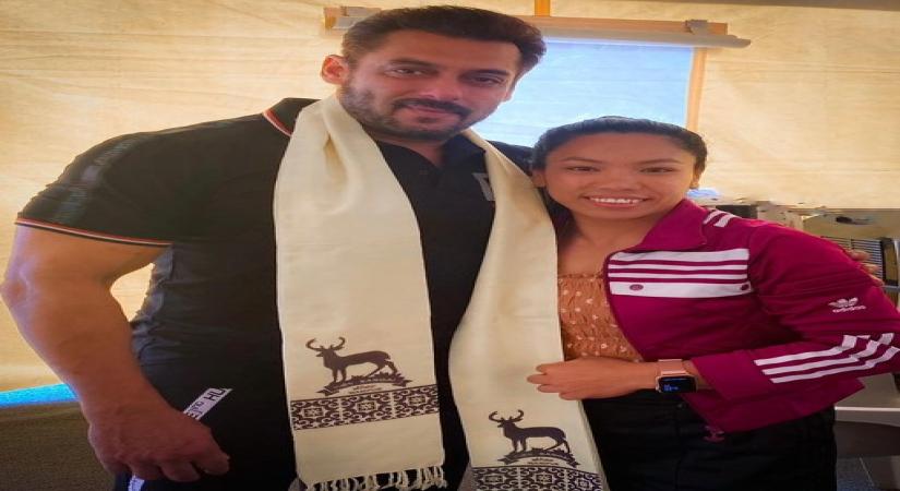 Salman Khan meets Olympic medallist Mirabai Chanu(Photo:twitter)
