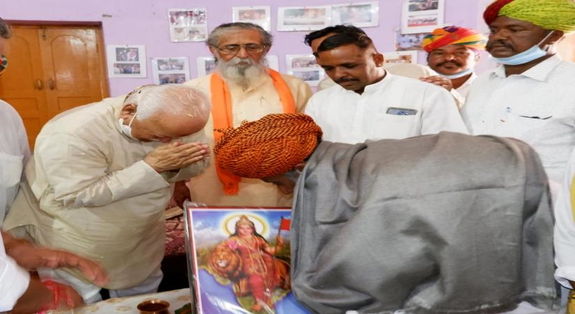 RSS chief Mohan Bhagwat meets Padma Shri Khan in Barmer to keep his promise made in Delhi.