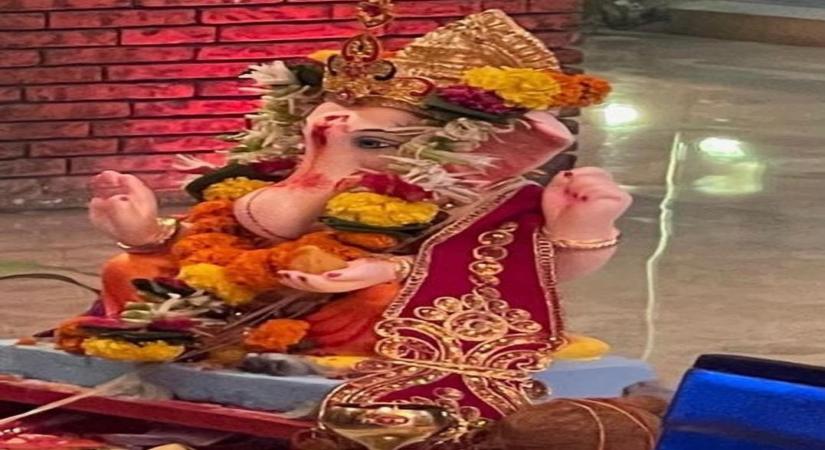 SRK bids farewell to Ganpati