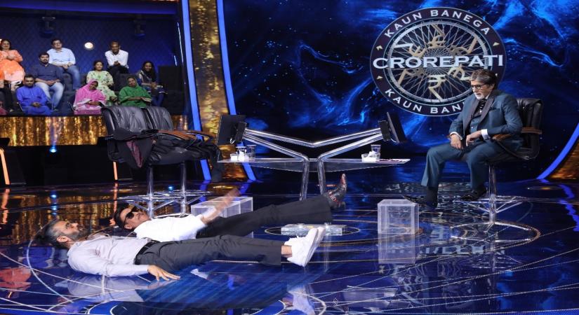 Suniel Shetty, Jackie Shroff flex muscles on 'KBC 13', Big B impressed.