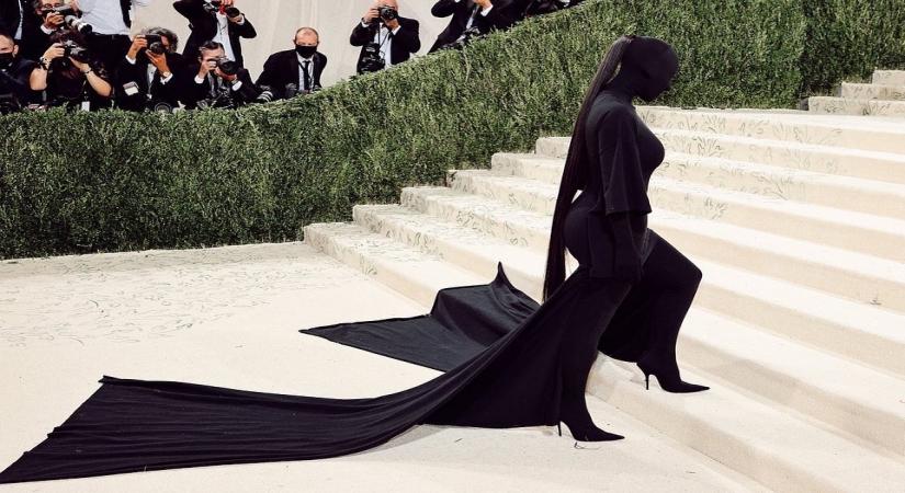 Kim Kardashian take the second picture from the set.(photo:Instagram)