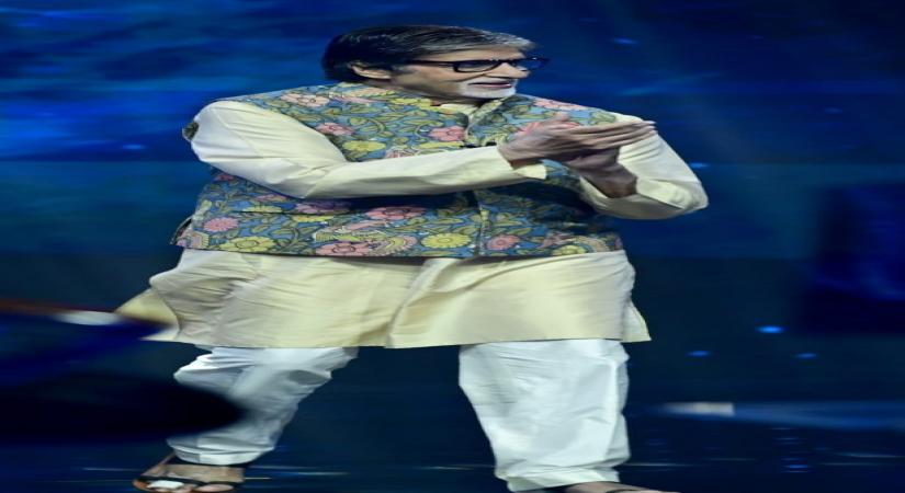 Big B shows injured toes on the sets of 'KBC13'.