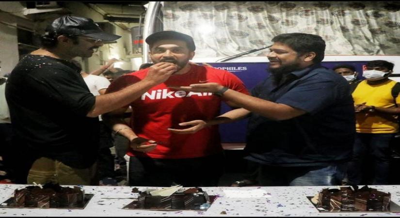 Prabhas sends birthday wishes to 'Adipurush' co-star Sunny Singh