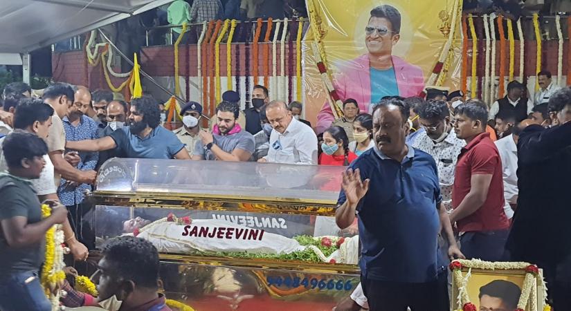 K'taka govt decides to hold Puneeth's cremation on Sunday