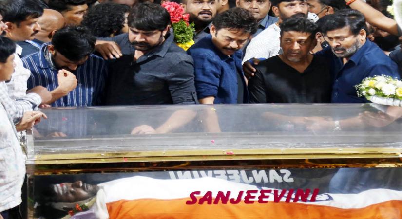 Chiranjeevi, Venkatesh pay homage, shed tears for Puneeth
