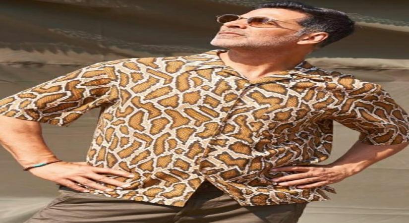 Akshay Kumar recreates iconic 'Phir Hera Pheri' meme, breaks the Internet.