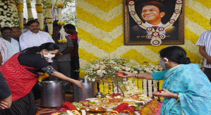 Bengaluru:Ashiwini Revanth, Vanditha Rajkumar, Drithi Rajkumar (wife and daughters of Puneeth Rajkumar)with others family members and relatives performing pooja at Kanteerava Studio ,  in Bengaluru on Tuesday November 01 2021 .(PHOTO:IANS)