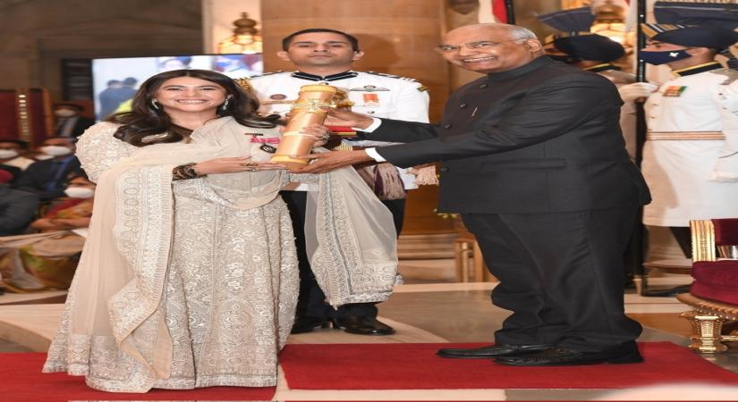 New Delhi : TV producer Ekta Kapoor received the Padma Shri from President Ram Nath Kovind at Rashtrapati Bhavan in New Delhi on Monday, November 08, 2021. (photo:Ram Nath Kovind Twitter)