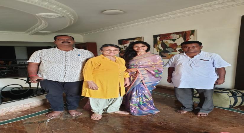 Tanuja gifts Dhaka sarees to daughters Kajol, Tanishaa.