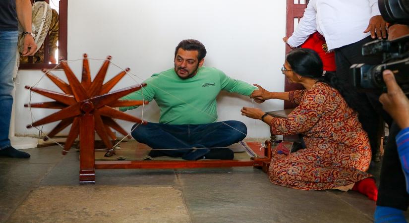 Ahmadabad :Bollywood Actor Salman Khan visit Gandhi Aashram to promote his upcoming movie 'Antim' in Ahmedabad on Monday, November 29, 2021.(PHOTO:IANS/Siddharaj Solanki)