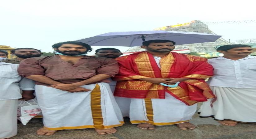 VISHAL offering prayers at Tirupati.