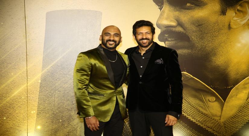 Mumbai : Sahil Khattar and Kabir Khan  at Ranveer Singh hosted Special screening of Movie 83 in Mumbai on Wednesday, December 22, 2021.(Photo: Sanjay Tiwari/IANS)