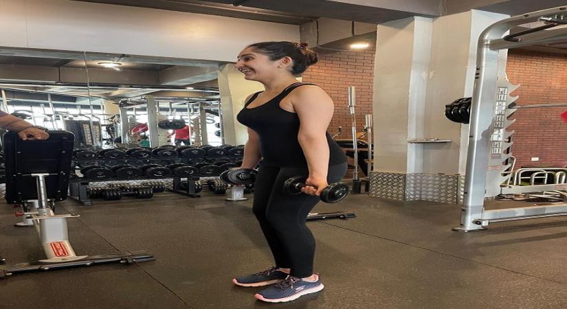 Don't  see celebs and set weight  loss goals: Actress Sayyeshaa