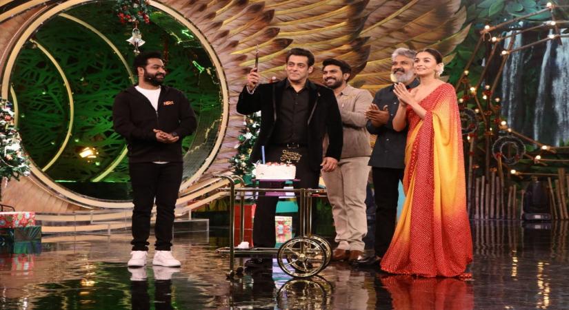 Salman celebrates pre-birthday bash with RRR team.