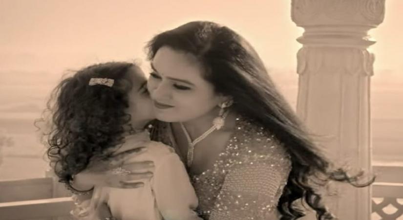 Padmini Kolhapure's song 'Yeh Galiyan Yeh Chaubara'.