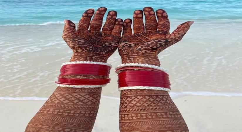 Katrina Kaif Flaunts Her Mehndi Design.(PHOTO:Instagram)