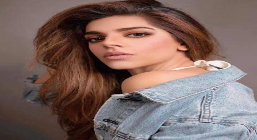 Pakistani actress sanam Saeed Qaatil.