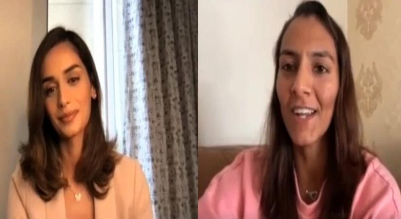 Manushi Chillar talking to Geeta Phogat.(photo:instagram)