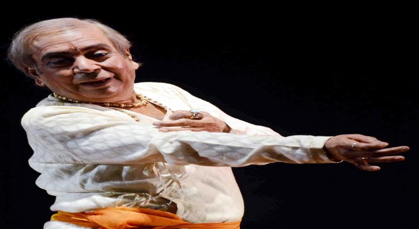 Kathak's living legend, Pandit Birju Maharaj, dies at 83 (Ld)