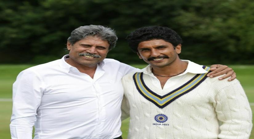 Ranveer Singh wishing Kapil Dev.