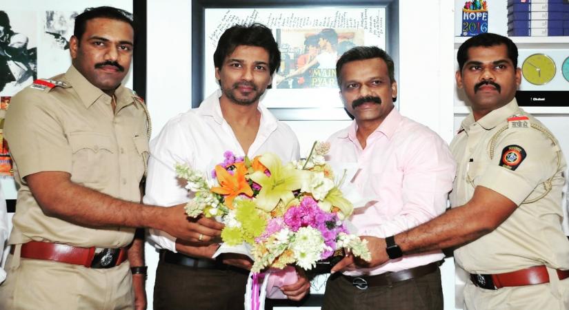 Nikhil Dwivedi felicitated by MumbaiÃ¢ÂÂs State Intelligence Unit.