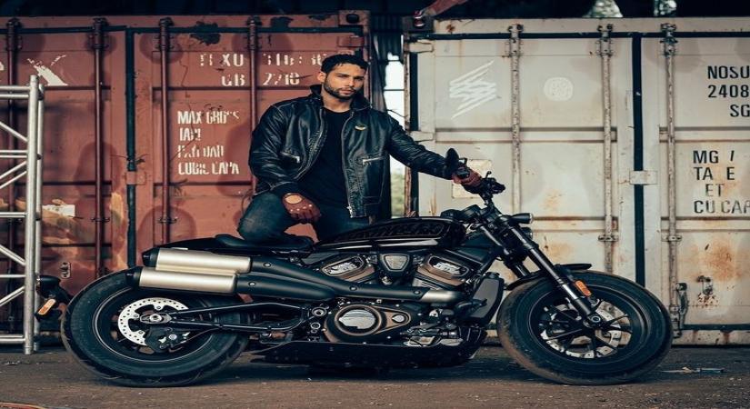 Siddhant Chaturvedi bike.