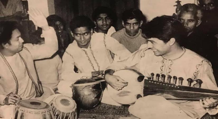BIRJU MAHARAJ PLAYING THE TABLA TO AMJAD ALI KHAN'S SAROD