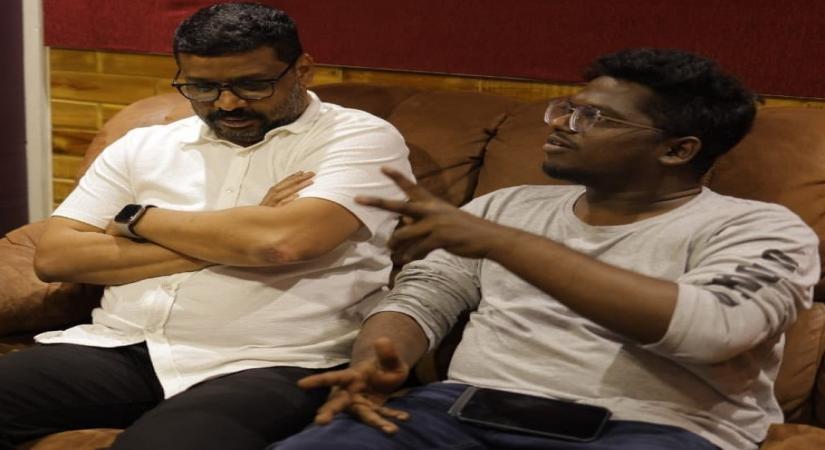 Therukural Arivu croons a song for CS Amudhan.
