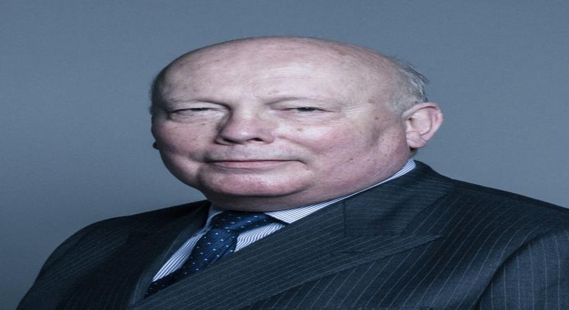 Julian Fellowes(wikipedia.org)
