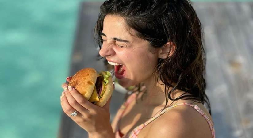 Ananya Pandey enjoys a juicy burger (Photo: instagram)