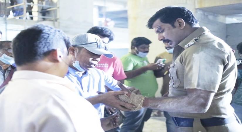 Vishal suffers hairline fractures during Laththi Shoot.
