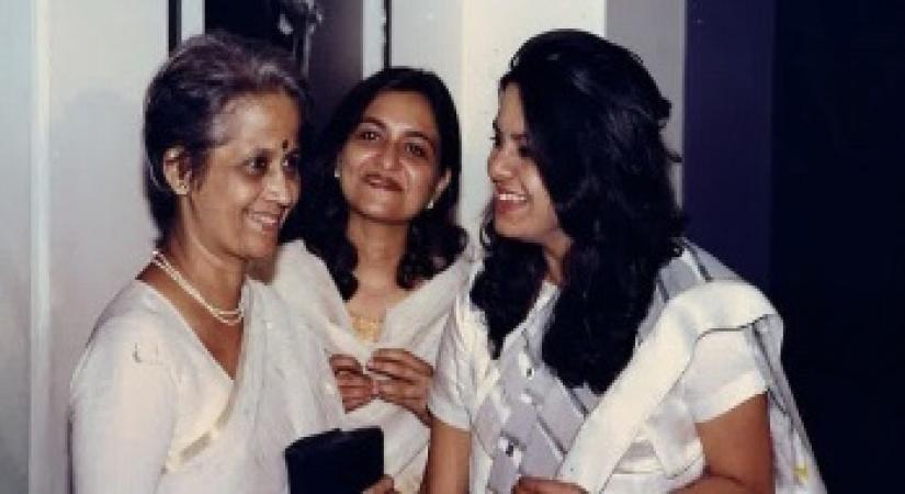 Sangita jindal with the artist tyeb mehta, and with anupa mehta and shanta gokhale during the release of the first issue of art india. 1996. Anupa mehta was the first editor of art india and shanta gokhale was part of the editorial advisory committee. Courtesy of jsw foundation