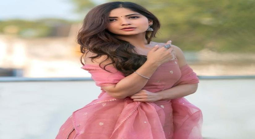 Kashmira Pardeshi pays tribute to Lata Mangeshkar.