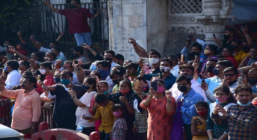 Mumbai :People watch the funeral procession of Lata Mangeshkar, in Mumbai,on Sunday, Feb.6,2022.(Photo: Nitin Lawate/IANS)